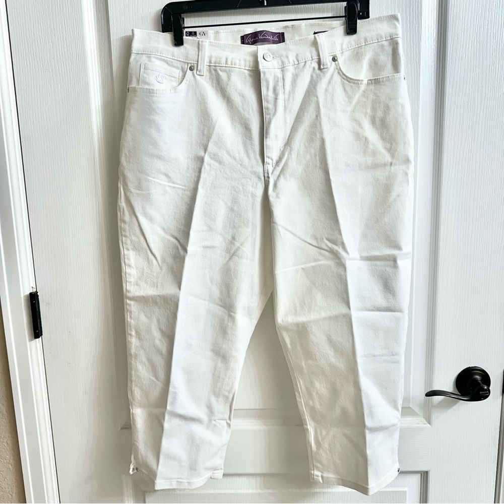 Gloria Vanderbilt White Capris
